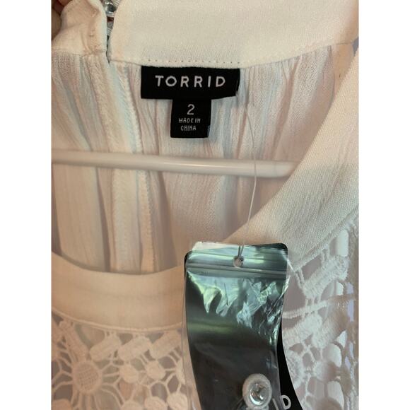 Torrid NWT Women's 2X 18-20 White Sleeveless Crinkle Rayon Solid Top - Picture 3 of 6